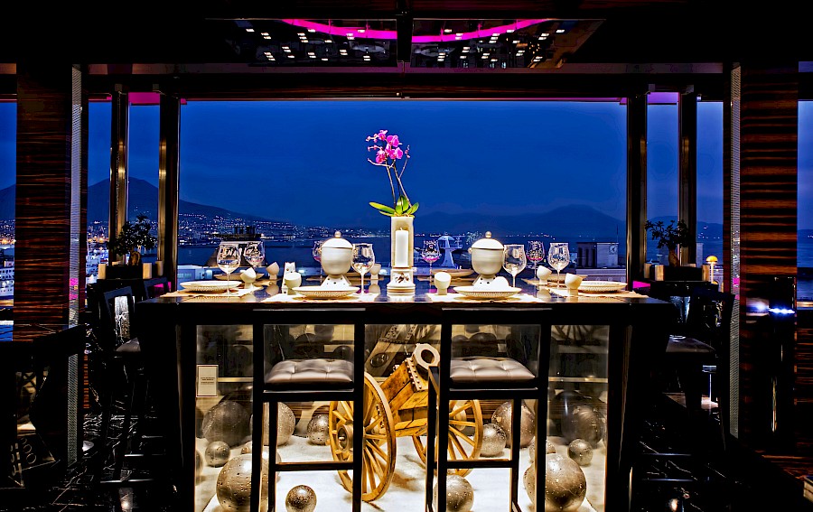 LUXE REIZEN  - TRAVEL IN LUXURY - LUXURY IS TRAVELLING  ITALIE_ROMEO HOTEL NAPELS - ITALIE**Restaurant Il Comandante