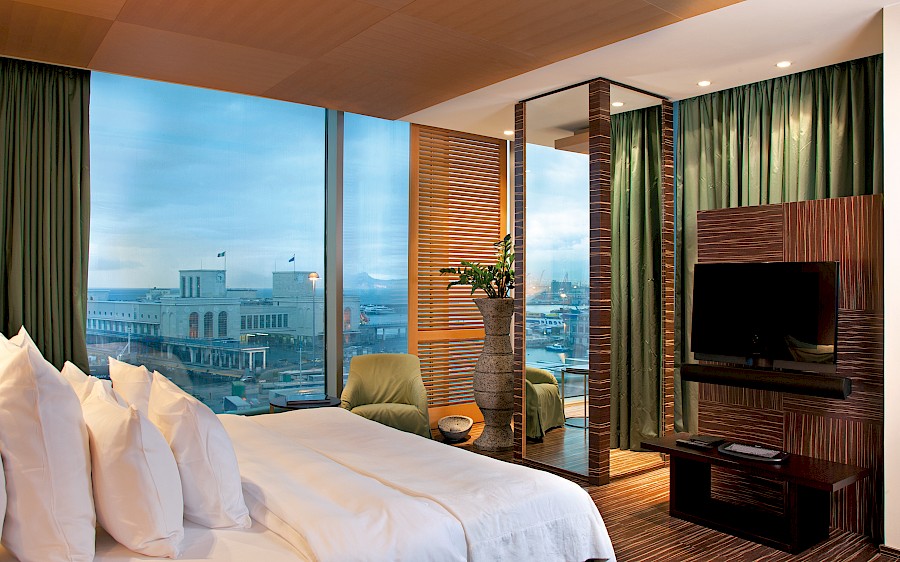 LUXE REIZEN  - TRAVEL IN LUXURY - LUXURY IS TRAVELLING  ITALIE_ROMEO HOTEL NAPELS - ITALIE**Romeo Bay View Suite