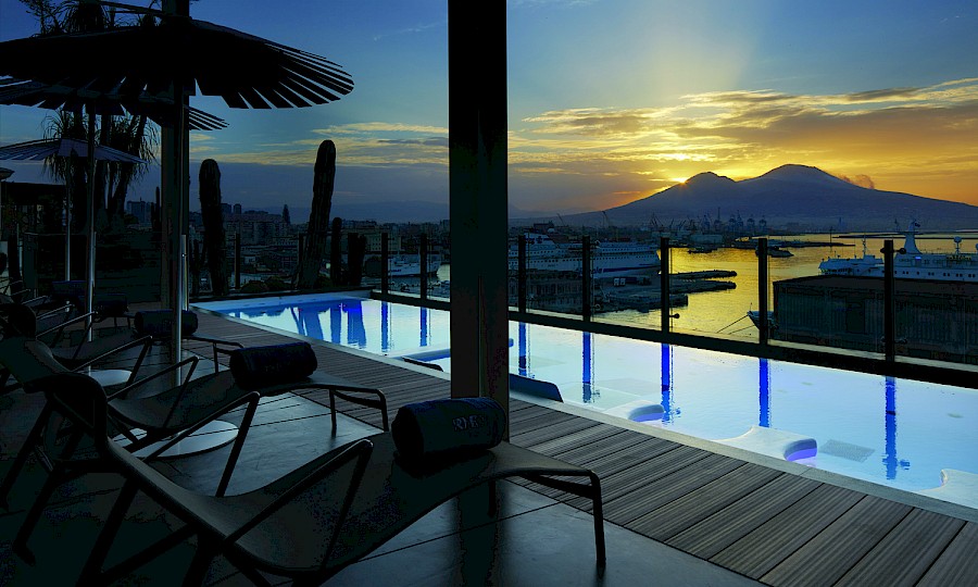 LUXE REIZEN  - TRAVEL IN LUXURY - LUXURY IS TRAVELLING  ITALIE_LUXE REIZEN NAPELS, ITALIE**ROMEO HOTEL NAPELS