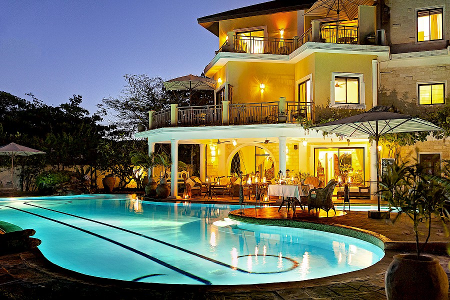 LUXE REIZEN  - TRAVEL IN LUXURY - LUXURY IS TRAVELLING  KENIA_LUXE STRANDVAKANTIE KENIA**AFROCHIC DIANI BEACH