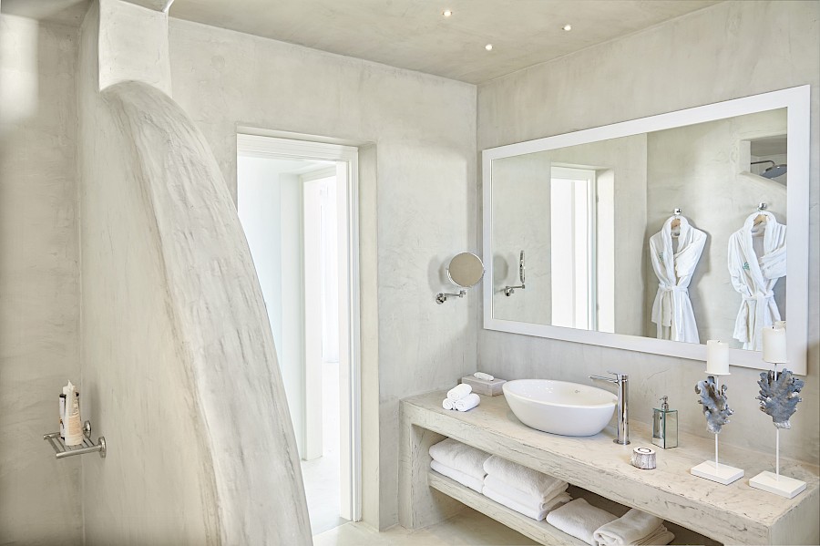 LUXE REIZEN  - TRAVEL IN LUXURY - LUXURY IS TRAVELLING  GRIEKENLAND_LUXE VILLA SANTORINI, GRIEKENLAND**NAFSIKA ESTATE - SANTORINI