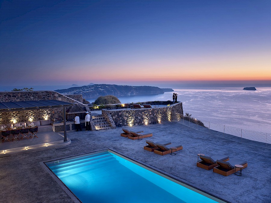 LUXE REIZEN  - TRAVEL IN LUXURY - LUXURY IS TRAVELLING  GRIEKENLAND_LUXE VILLA SANTORINI, GRIEKENLAND**NAFSIKA ESTATE - SANTORINI