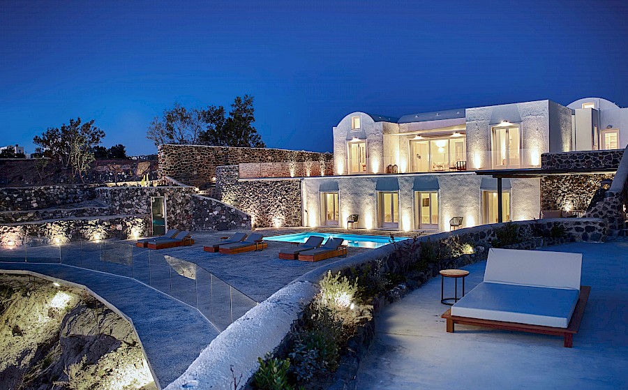 LUXE REIZEN  - TRAVEL IN LUXURY - LUXURY IS TRAVELLING  GRIEKENLAND_LUXE VILLA SANTORINI, GRIEKENLAND**NAFSIKA ESTATE - SANTORINI