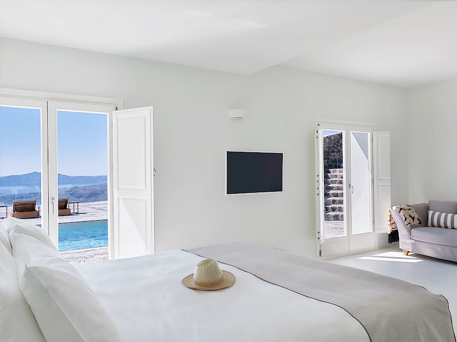 LUXE REIZEN  - TRAVEL IN LUXURY - LUXURY IS TRAVELLING  GRIEKENLAND_LUXE VILLA SANTORINI, GRIEKENLAND**NAFSIKA ESTATE - SANTORINI