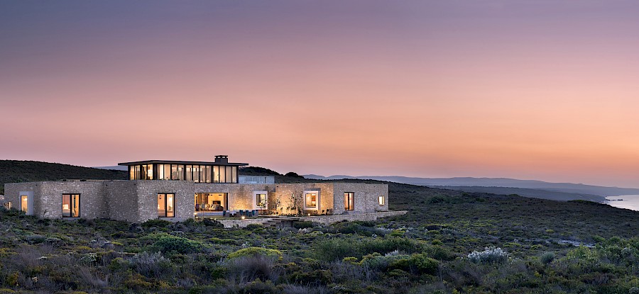 LUXE REIZEN  - TRAVEL IN LUXURY - LUXURY IS TRAVELLING  ZUID-AFRIKA_LUXE PRIVE VILLA ZUID-AFRIKA**MORUKURU OCEAN HOUSE - DE HOOP NATURE RESERVE