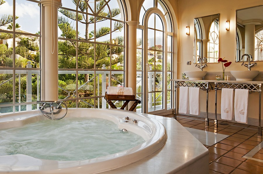 LUXE REIZEN - TRAVEL IN LUXURY - LUXURY IS TRAVELLING SPANJE_BAHIA DEL DUQUE**LUXE REIZEN TENERIFE - SPANJE